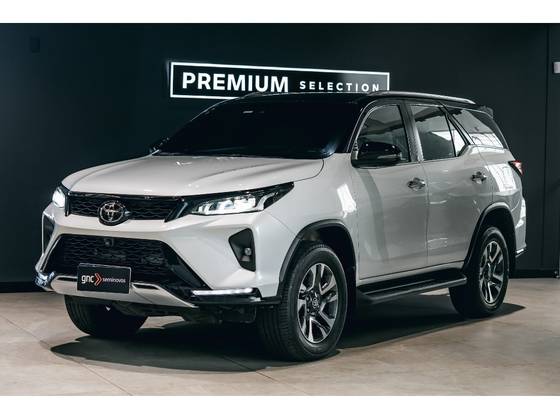 TOYOTA HILUX SW4 2.8 D-4D TURBO DIESEL DIAMOND 7L 4X4 AUTOMÁTICO